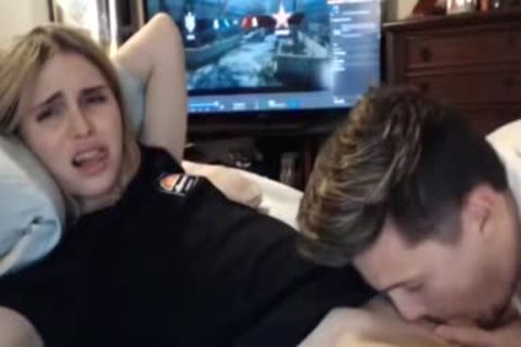 stunning blond tranny gets oral-service job Online