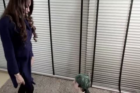 Feet Rubbed tranny bonks