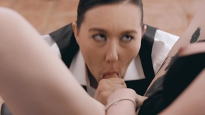 Transfixed: Sinn Sage Takes Charge at Chair